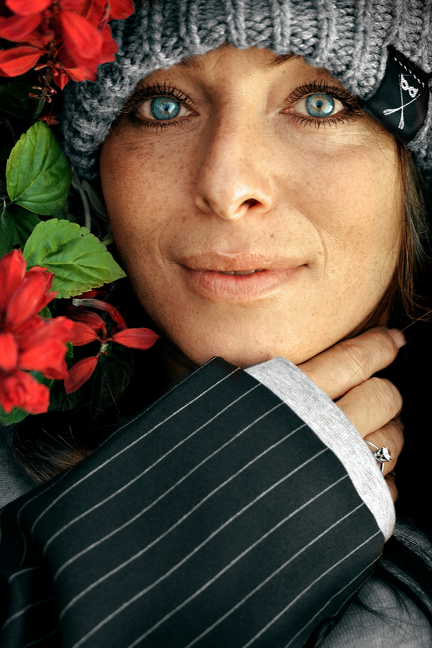 Jo Kern mit Strickmütze und roten Blumen, Originalfoto von Witold Dybowski.